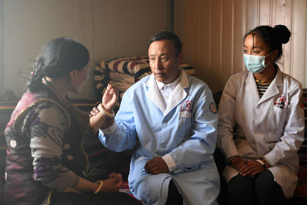 新華全媒+丨&ldquo;80后&rdquo;藏醫(yī)扎根海拔4700米偏遠(yuǎn)鄉(xiāng)鎮(zhèn)從醫(yī)20載