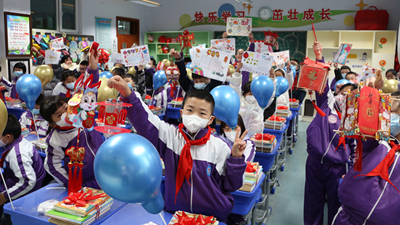 青海西寧：春雪迎開學(xué) 這堂開學(xué)&ldquo;第一課&rdquo;歡樂滿滿